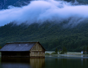 Q. 당사는 올해 12월 해외 공동기업 지분 50%을 매각하였습니다. 또한 12월말 이전에 유럽 및 중동지역에 해외지사를 설립할 예정입니다. 이 경우 12월말 이전 매각 또는 설립 법인(및 지사)도 해외현지기업명세서 및 해외영업소 설치현황표를 제출해야 하는지 궁금합니다.한편, 해외현지기업고유번호가 청산되거나 발급되지 않았는데(외국환은행에 설립 등 신고는 완료하였으나, 통상적으로 매년 2월 전후 자동 부여 및 청산으로 안내받음), 12월 말 이전에 관할세무서로 별도 신청하여야 하는지도 궁금합니다.A. 국제조세조정에 관한 법률 제58조에 따른 해외직접투자명세등은 사업연도 중 해외직접투자를 받은 외국법인의 주식 또는 출자지분을 양도하거나, 해외직접투자를 받은 외국법인이 청산하여 해외직접투자에 해당하지 아니하게 되는 경우에도 제출해야 하는 것으로, 질의에서 12월말 이전 매각하거나 설립하는 경우, 해외현지법인명세서 및 해외영업소설치현황표를 제출해야 합니다.한편, 해외현지기업고유번호가 발급되지 않은 경우, 관할세무서로부터 발급받거나 999로 기재하여 신고하시면 될 것으로 사료됩니다.관련규정 : 국제조세조정에 관한 법률 제58조[해외현지법인 등에 대한 자료 제출의무]&nbsp;